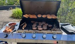 En varm sommerdag, med grill hygge i haven 2024